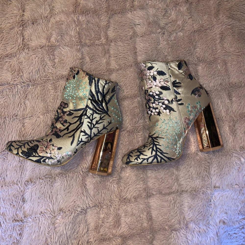 So Me embroidered ankle boots gold heel RARE